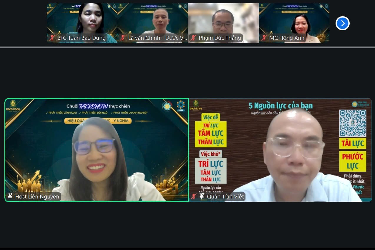 Thầy Trần Việt Quân đang hỏi đáp cùng cộng đồng doanh nghiệp tham gia talkshow