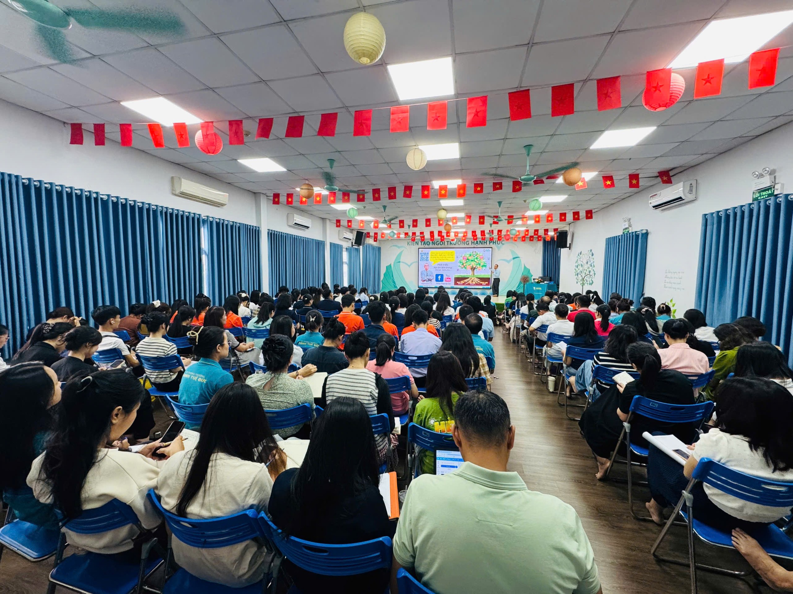 Thầy Quân chia sẻ cho hơn 200 Thầy Cô và Phụ Huynh tại Xanh Tuệ Đức Hải Phòng